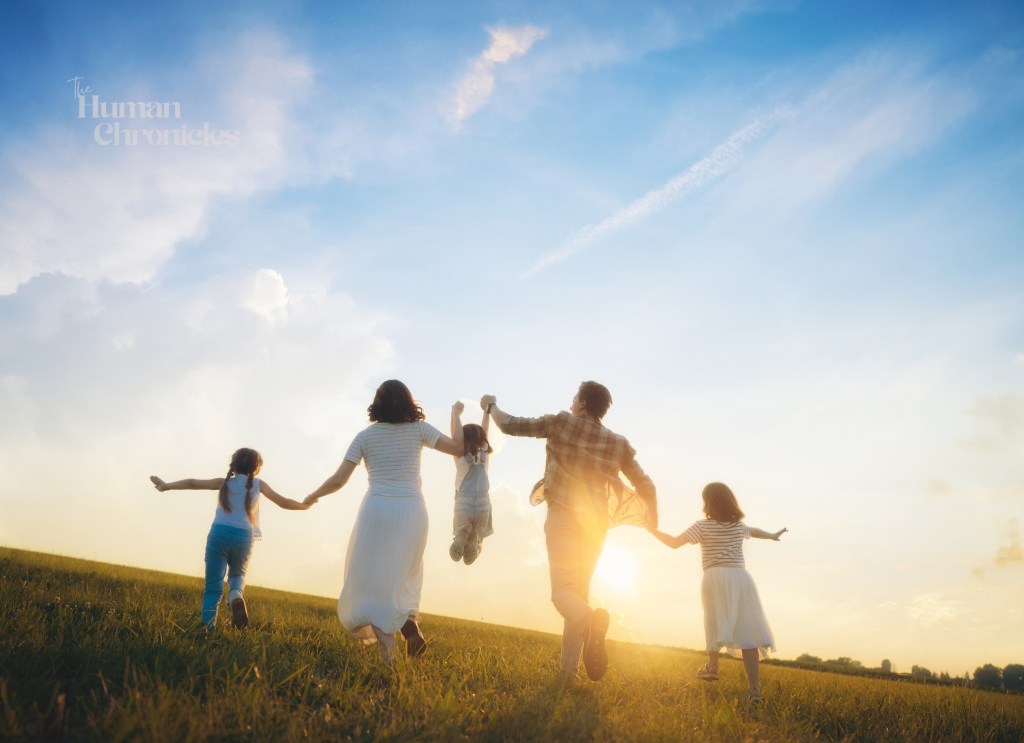 Seorang ibu memeluk anak kecil dengan lembut — simbol attachment, kelekatan emosional dan kehadiran penuh dalam pengasuhan.